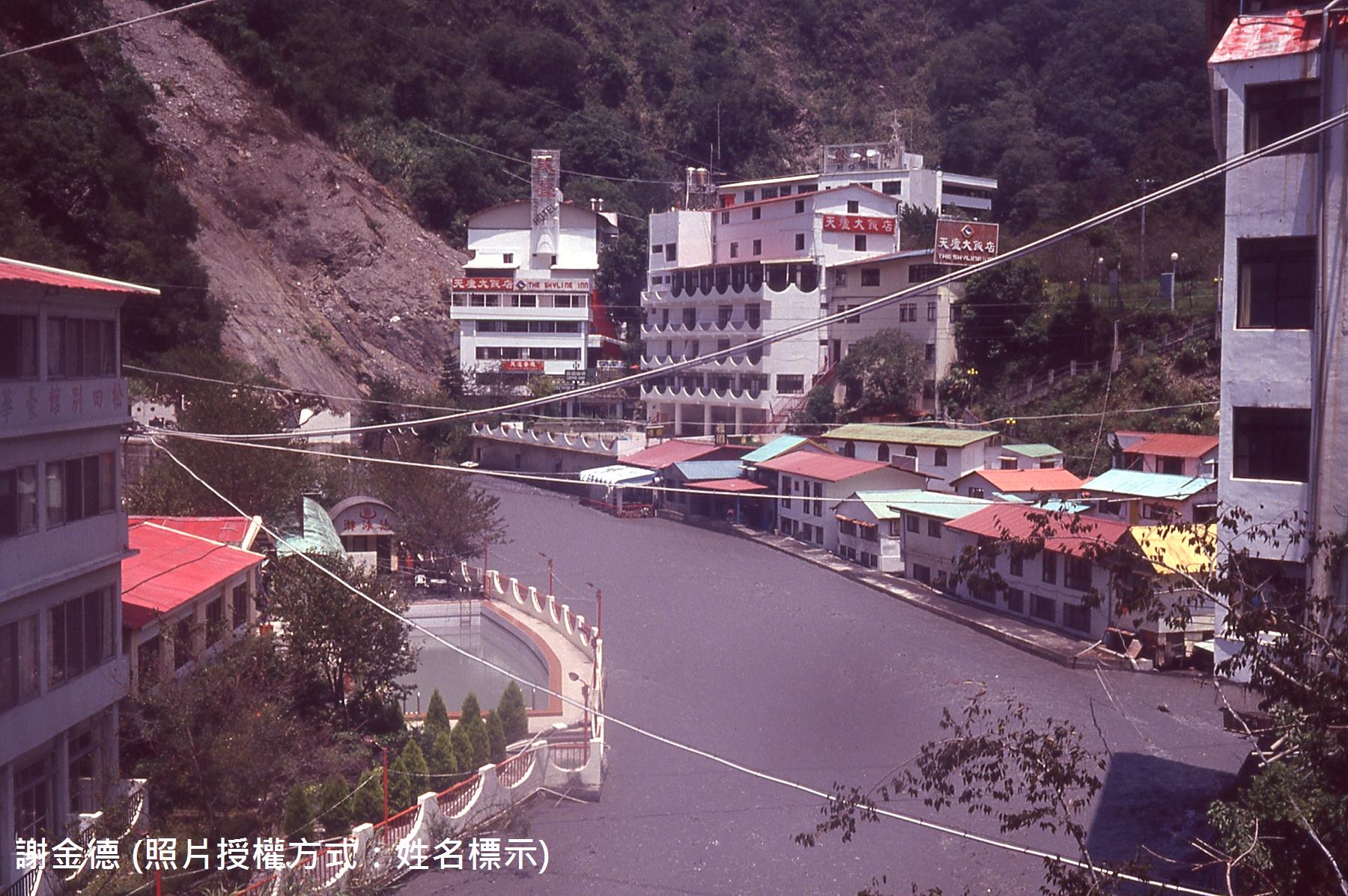 圖1 - 1994年道格颱風廬山吊橋上游災情(謝金德攝)