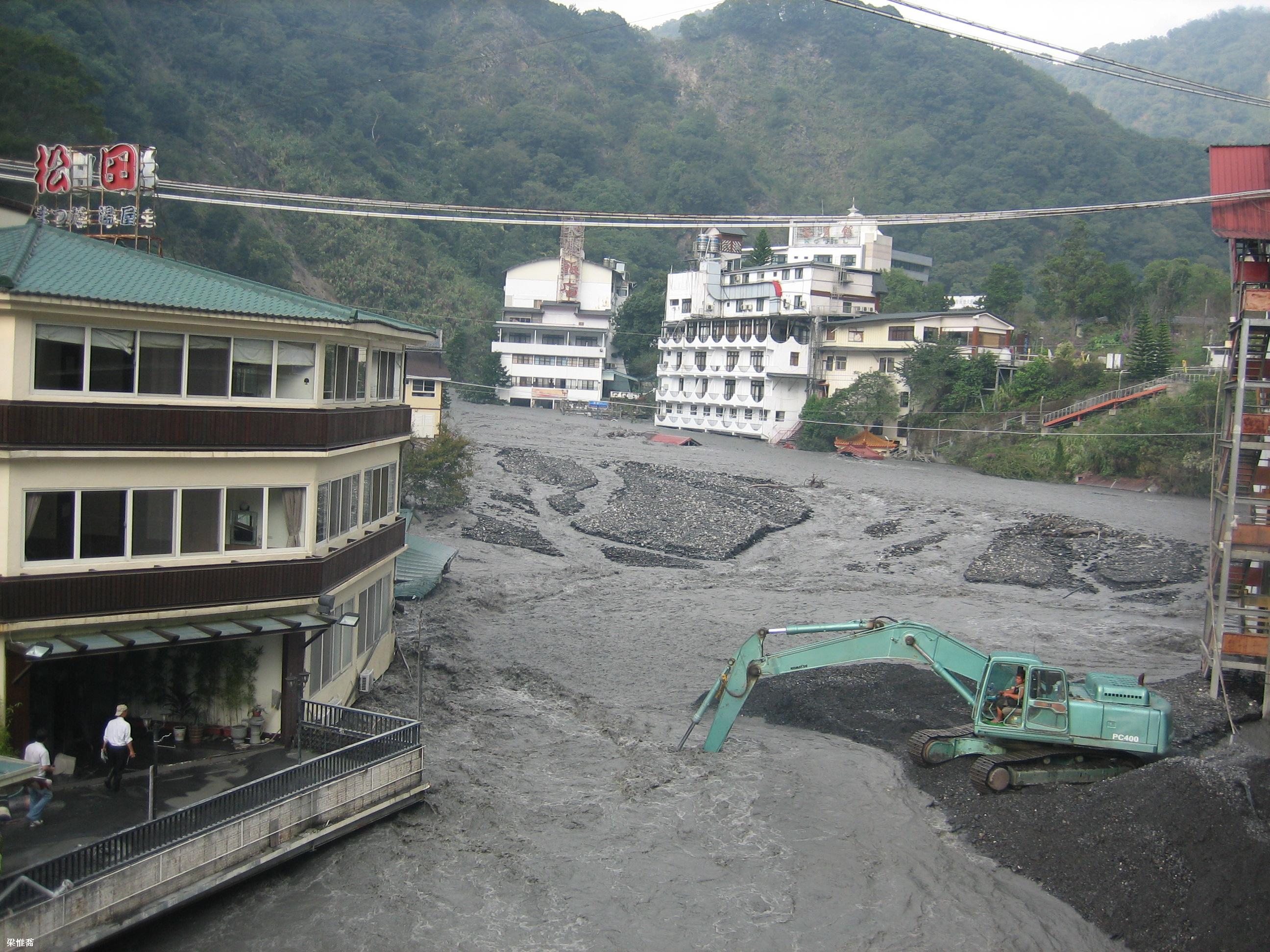圖2 - 2008年辛樂克颱風廬山吊橋上游災情(梁惟喬攝)