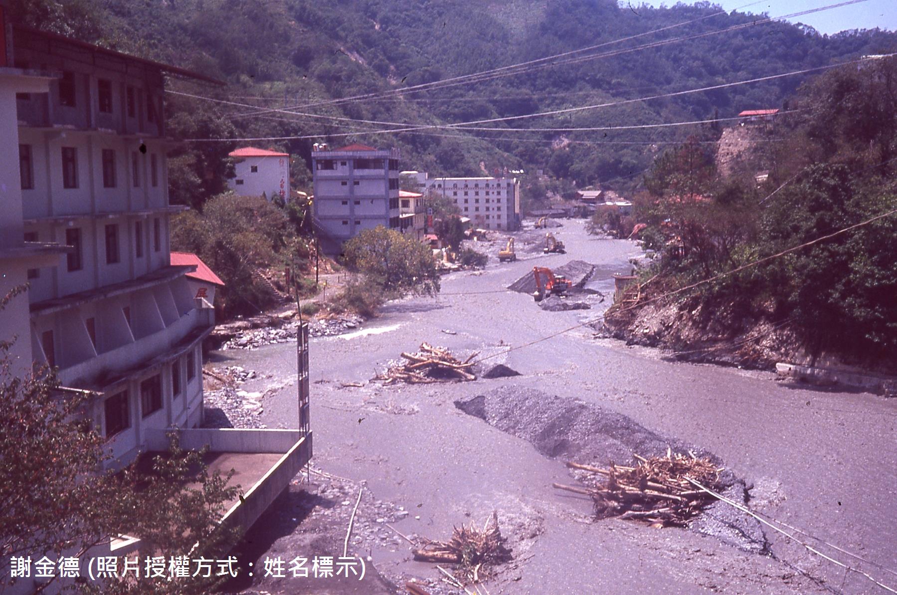 圖5 - 1994年道格颱風廬山吊橋下游災情(謝金德攝)