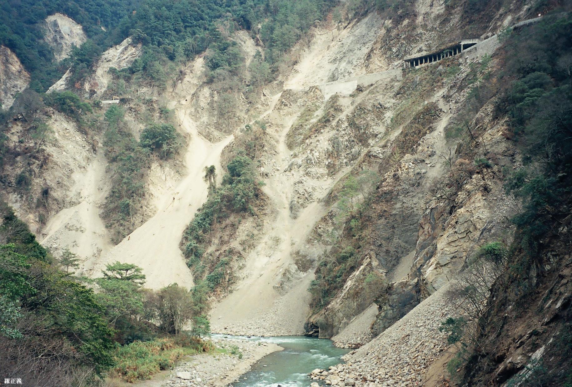 照片1 九二一地震造成中橫公路嚴重崩塌中斷，大量土石堆積坡面及進入河道(羅正義提供)