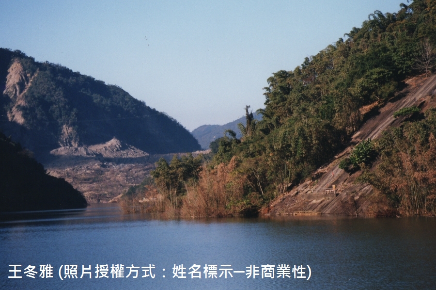 照片8 草嶺大崩塌形成的堰塞湖最前端及峭壁雄風一景(王冬雅提供)