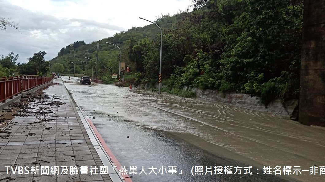 高雄阿公店水庫往崗山之眼的水庫路，除了有碎石崩落在路上外，路面更是泥濘黃水滾滾。