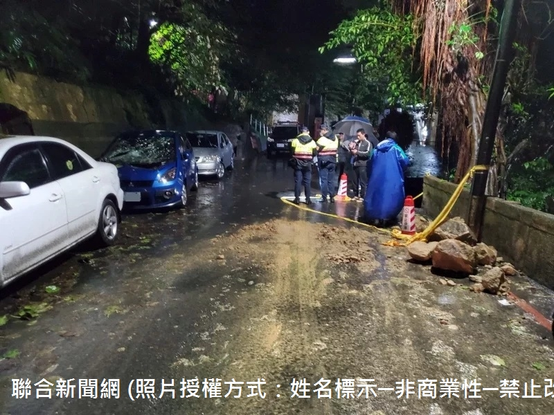 基隆市銘傳國中前山坡發生土石崩落，工程人員到場發現落石阻路，1汽車被落石砸中，落石大小約1立方公尺左右，昨晚間5點清除後開放通車，後續邊坡復原相關作業移請相關單位處理。
