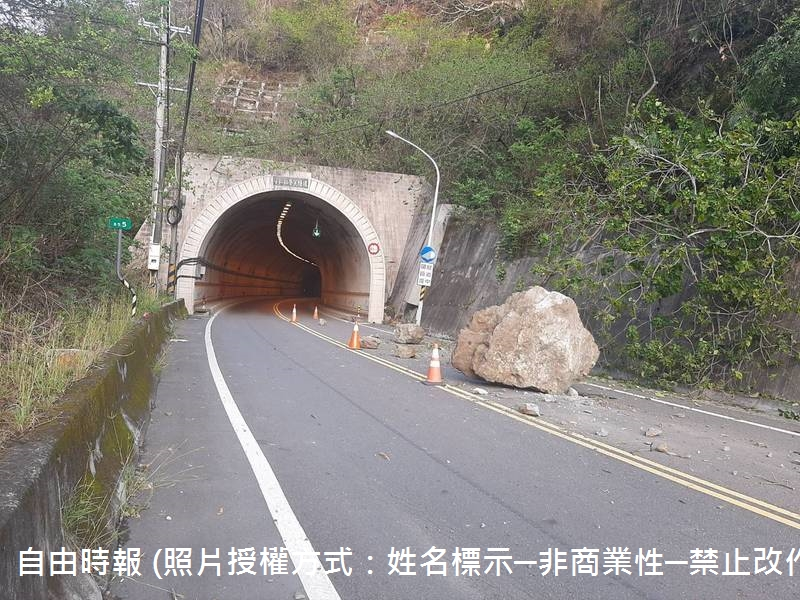台20線南橫公路85.5k、高雄市桃源區塔拉拉魯芙隧道東往西出口，今天清晨4點半，有大批落石滾落路面，其中1塊巨石佔據車道影響交通，所幸並未波及路過人車，公路總局高雄工務段正進行搶通中。