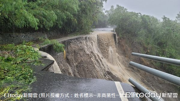 瑞港公路昨(12日)14K處才出現坍方，今(13日)3K處又再傳出道路崩塌，柏油路面碎裂被沖至邊坡下方，整段道路坍方淪為瀑布。