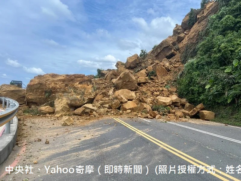 113年06月03日，基隆市中正區北寧路潮境公園入口處平浪橋旁山坡(省道台2線濱海公路)，今天下午2時許發生大量土石崩塌，消防局說，現場可見波及9輛車，人員全數脫困，2人輕傷送醫；尚無情資指有人車被壓在土石下方，將持續清查。