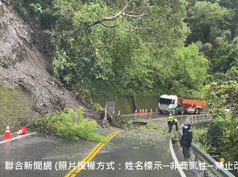 23日下午南投縣仁愛鄉台14線中潭公路約77K處道路邊坡突傳坍方，大量土石滑落，一度阻斷往返埔里、仁愛霧社及合歡山的交通，經搶通，已恢復單向通車，工務段也派員管制採輪流放行，並遣重機具前往，最快晚上8時前恢復正常通車。