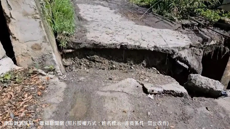 113年05月30日，南投縣1輛小貨車上午8時許行經仁愛鄉松崗產業道路，路基疑因連日大雨造成鬆動，導致小貨車摔落邊坡約100公尺，1名泰籍女移工自行脫困，爬回路面求援，但另1名40歲台籍蔡姓男子彈出車外被土石掩埋，僅剩背部露在外面，救出時已明顯死亡，事故原因有待警方進一步釐清。