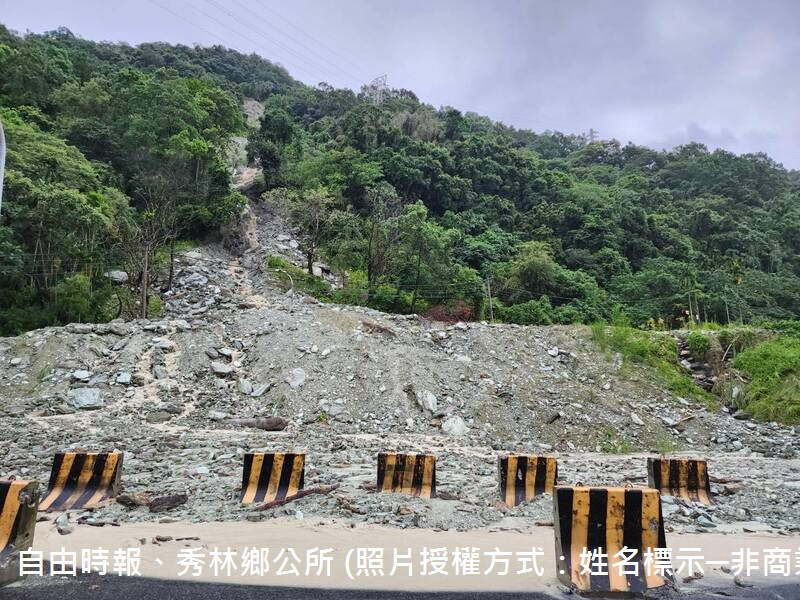 112年07月27日，花34鄉道從台9丙仁壽橋往銅門大橋頭，右邊山壁去年曾因豪大雨崩塌，今天上午禁不住杜蘇芮颱風雨勢，又發生土石崩塌，整片山壁滑落，崩壁頂幾乎到稜線，高度上百公尺，土石泥流還覆蓋花34鄉道路面，一度造成雙向交通受阻。