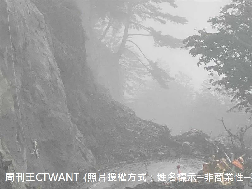 3日中午台8線中橫公路117.4K處花蓮縣秀林鄉關原路段，傳出有大量坍方落石，暫時無法清理，因此工務段人員目前已於現場管制，且重型機械也在現場待命，呼籲民眾改道勿入。