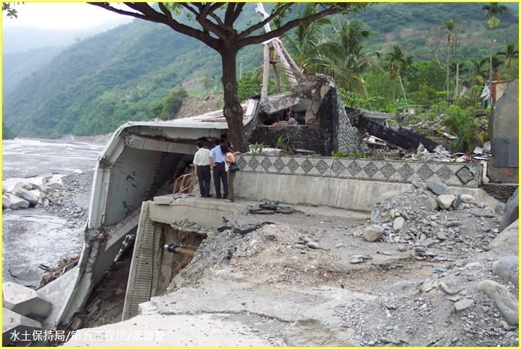 往下游拍，太麻里溪河水暴漲，造成16棟房舍流失，所幸金峰鄉公所處置得宜確實執行強制疏散，因而無人傷亡，此區域於98年莫拉克颱風時沖毀區域再擴大。