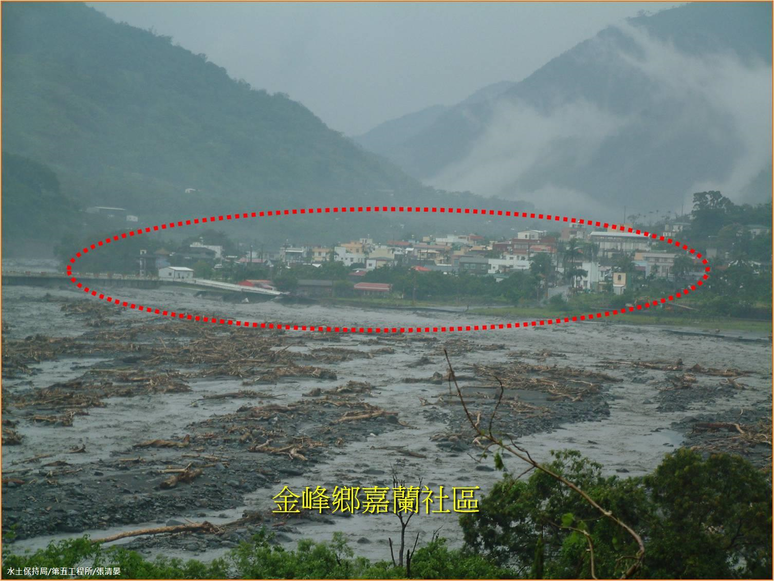 由嘉蘭村觀景台，遠眺河水爆漲的太麻里溪