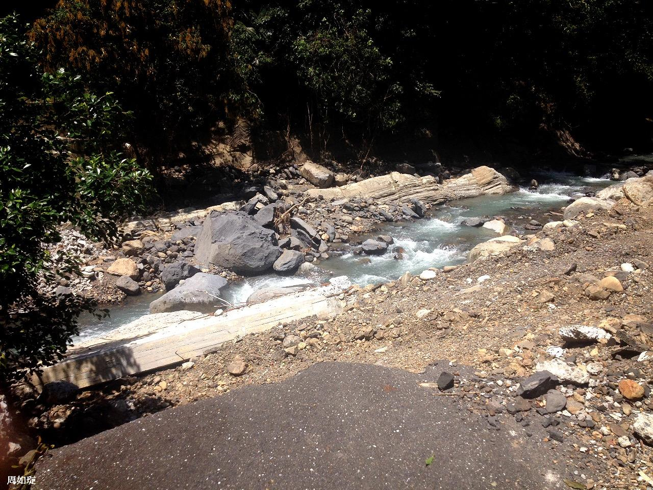 橋被大雨沖斷了~