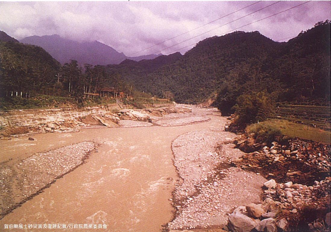 中港溪上游東河村往南庄(苗21線)東江橋沖毀，護岸流失。東江橋上游河公路嚴重坍方，總計長約1公里，東河村民約1000人受困山谷，進出僅靠臨時搭建之流籠運送，水流湍急，險象環生；東江橋上游1公里處防砂壩一座被沖毀。