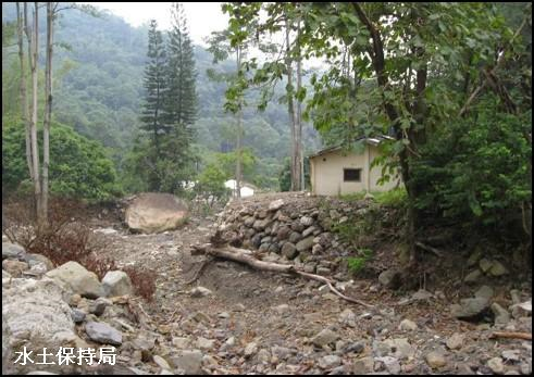甲仙鄉東安村白雲巷於 7 月 17 日晚間，因卡玫基颱風帶來之超大豪雨導致鹽桑坑溪山洪爆發，洪水挾帶大量土石沖刷而下，導致鹽桑坑溪主支流沿線農路及房舍嚴重毀損。
本照片為洪水掏空白雲巷 38-3 號基礎，並沖毀位於旁邊的三山國王廟與民宅 37 號。
災害調查報告：http://goo.gl/1Li7SD