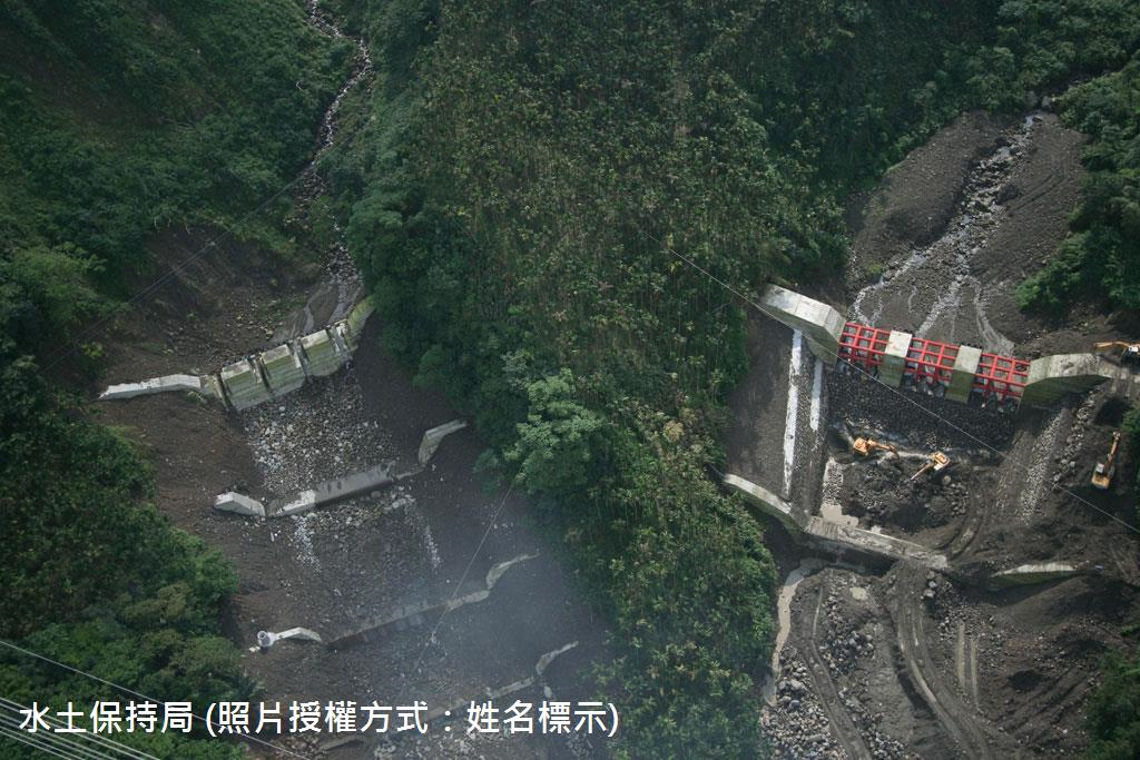 華山溪上游右支流及左支流所設置之梳子壩及格柵式鋼管壩，其中右支流之梳子壩於2009年莫拉克颱風時毀損，之後改設置為可拆式鋼管壩