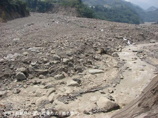 台21線上投縣DF202土石流潛勢溪流(頭坑溪)，因上游草坪頭處造成大量崩塌，經溪水攜帶堆置於陳有蘭溪，並造成其溪流改道，進而影響下游隆華國小。