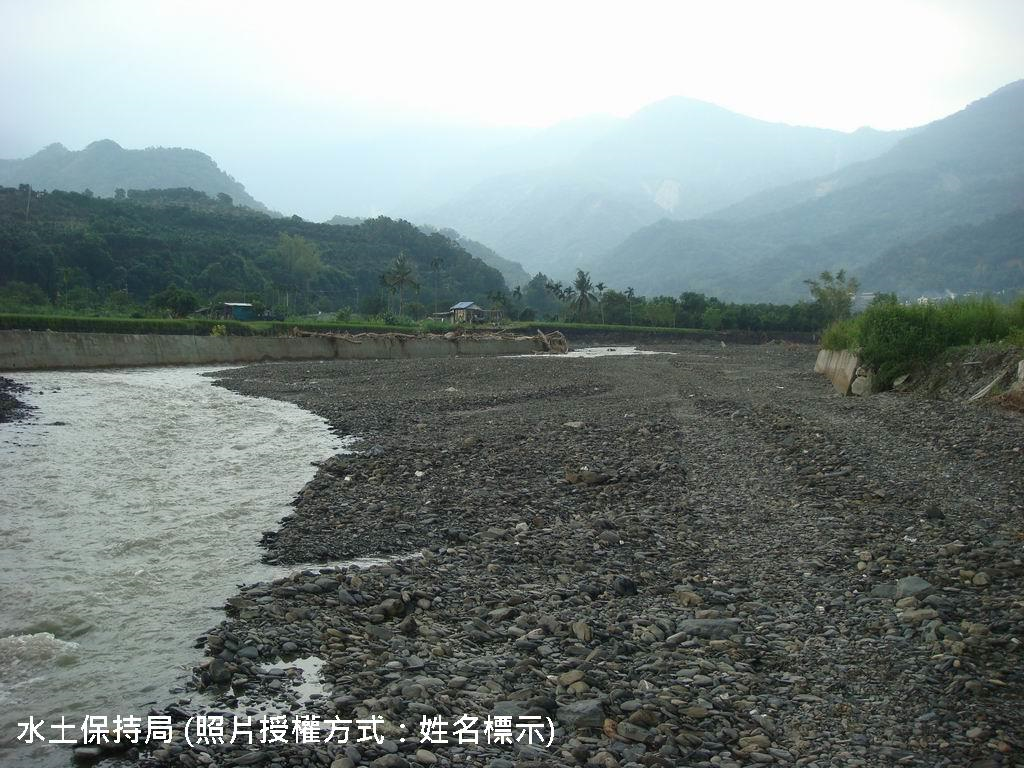 (屏東縣高樹鄉建興村) 凹岸攻擊面沖刷,導致原有土堤護岸部份損毀,鄉公所洽縣政府辦理
