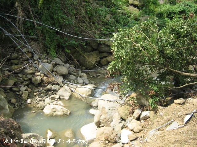 (台南縣東山鄉南勢村) 台南縣東山鄉南勢村175縣道碧蓮寺旁野溪發生土石崩滑溢流至175縣道上，造成175縣道交通中斷
