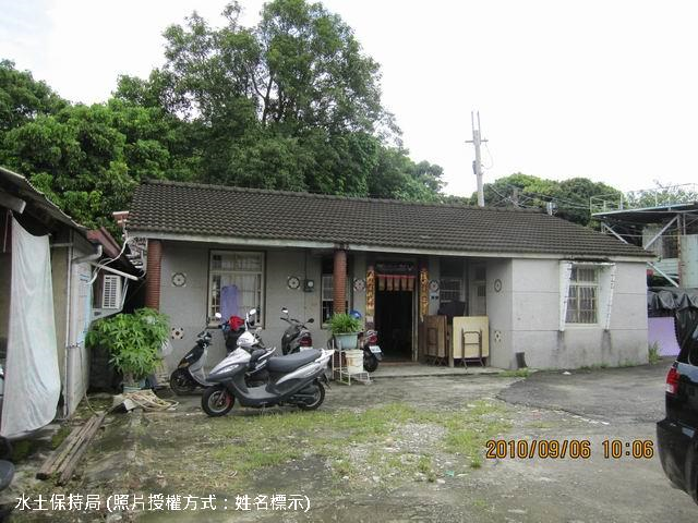 (台南縣新化鎮羊林里) 新化鎮羊林里羊仔寮7鄰1號等宅前土坡崩塌，庭院龜裂。