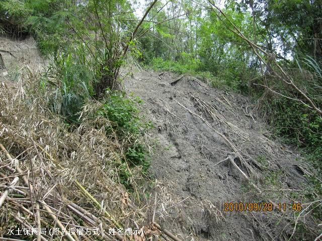 (台南縣左鎮鄉澄山村) 私人住宅後方邊坡崩塌，崩積土堆積屋後，屋內目前尚無住人，人員撤離新化鎮。