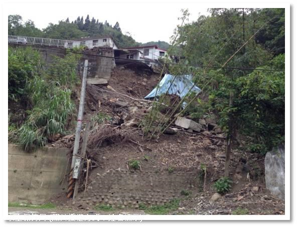 (新竹縣五峰鄉桃山村) 上游河道邊坡崩塌，土石沖刷造成縣道箱涵阻塞，排洪
斷面不足，洪水溢流沖刷下游，導致部落民宅基礎掏空；
河道下游銜接上坪溪部份之護岸有毀損情況，造成土石
流失。
