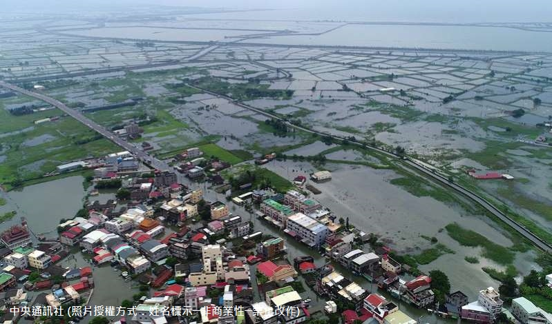 823豪雨成災，嘉義縣東石等4鄉鎮，仍有14村淹水未消退，嘉義縣政府透過空拍，可見東石鄉掌潭村一片汪洋，救難人員陸續撤離受困村民，安置安全處所。
