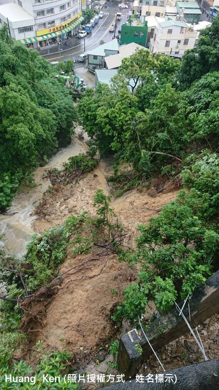 107年度8月28日上午9時許，高雄市鼓山區萬壽橋旁道路下邊坡因連日豪雨，擋土牆後方含水量增加造成主動土壓力過大，擋土牆外推崩落、道路大面積坍塌、下方邊坡土砂沖刷至河道造成淤積，影響通洪斷面危及鄰近住戶安全，於108年執行「鼓山區萬壽橋下復建工程」進行河道邊坡整治，於邊坡噴植護坡並施設護岸、跌水工，並維持排水暢通，保護鄰近住戶及道路安全，已於108年12月16日完工。
