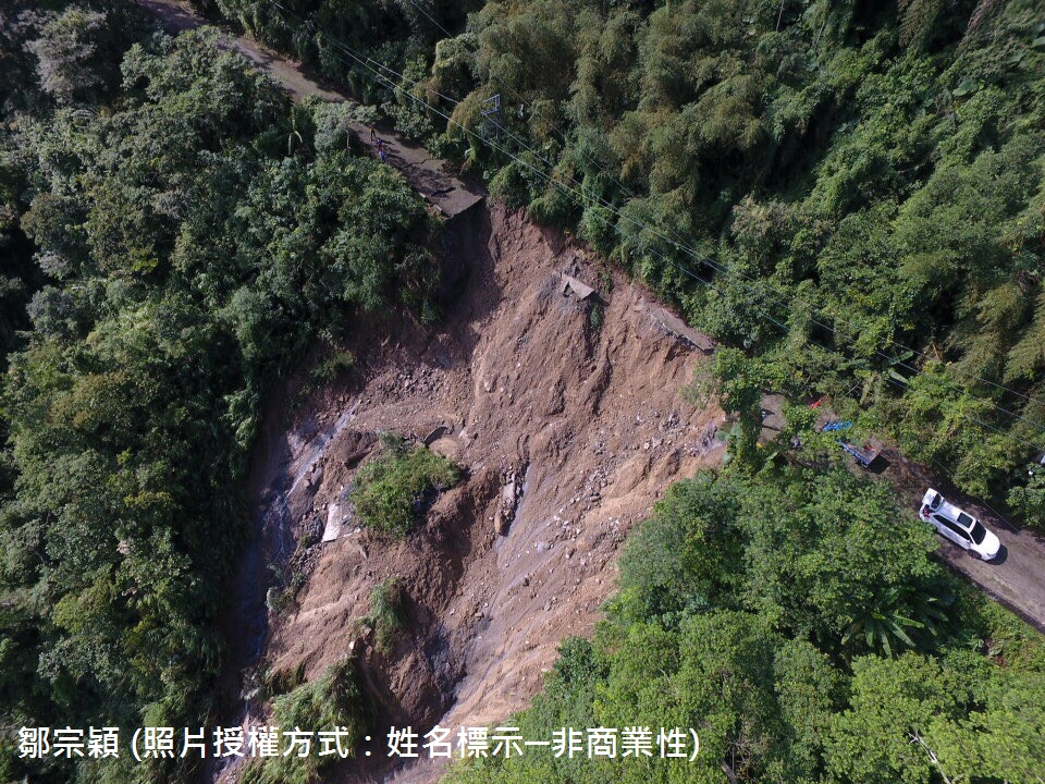 位於陡峭邊坡山區農路,受海棠颱風夾帶之豪雨影響，農路路基在地質軟弱且強降雨逕流衝刷下，土壤含水量飽和土體抗剪力降低，造成路基土體崩塌滑落. 