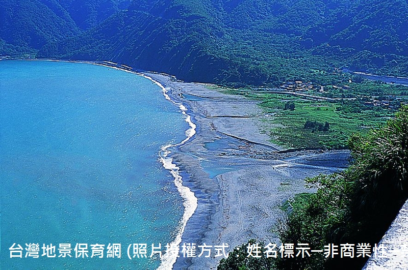 宜蘭東澳地區的沖積扇，由東澳溪搬運上游中央山脈的泥沙堆積而成。由於泥沙堆積在河口，又被沿岸海流搬運，留下礫石海灘景觀，由遠處眺望很類似沙灘。