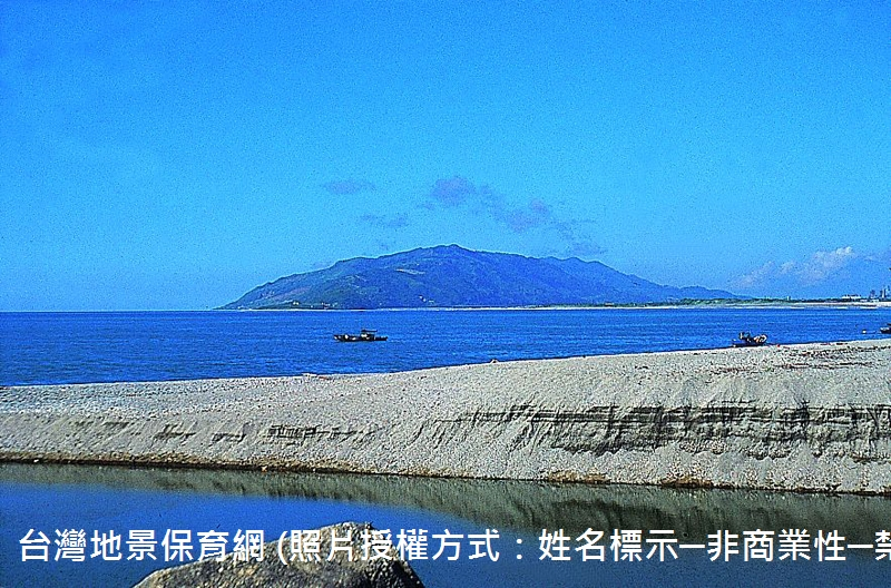 由花蓮觀看南邊的海岸山脈，照片中央部分是花蓮溪出海口的位置。海岸山脈是菲律賓海板塊的一部份，由於構造運動的緣故，使部分的菲律賓海板塊被推擠而隆起，形成台灣東部重要的海岸山脈。