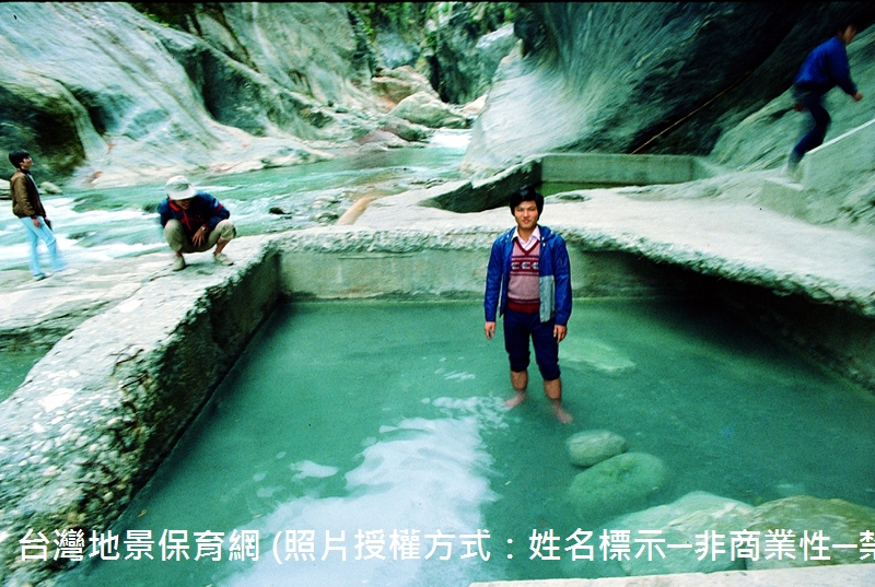 位於中橫公路天祥附近的文山溫泉，是由立霧溪河谷湧出的碳酸泉，管理單位在此設置簡單的設施，遊客不僅可以泡湯，還可以飽覽立霧溪河谷的景色，因此常常有遊客不遠千里而來，在此享受溫泉與美景。目前管理單位已經設置許多新設施，值得前往一遊。