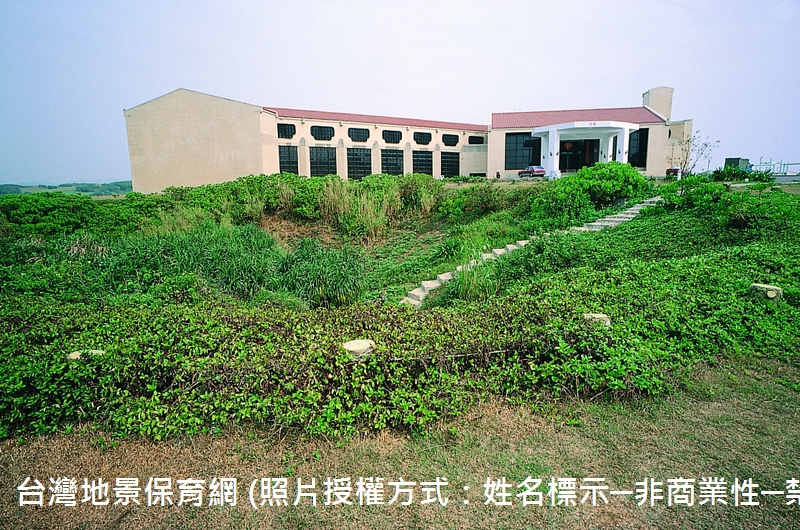 屏東墾丁聯勤活動中心旁的滲穴。位於石灰岩區，經過雨水的溶蝕作用而在地表形成陷落的「滲穴」，是常見的石灰岩地形。該滲穴約可容納三、四十人由石階處進入。