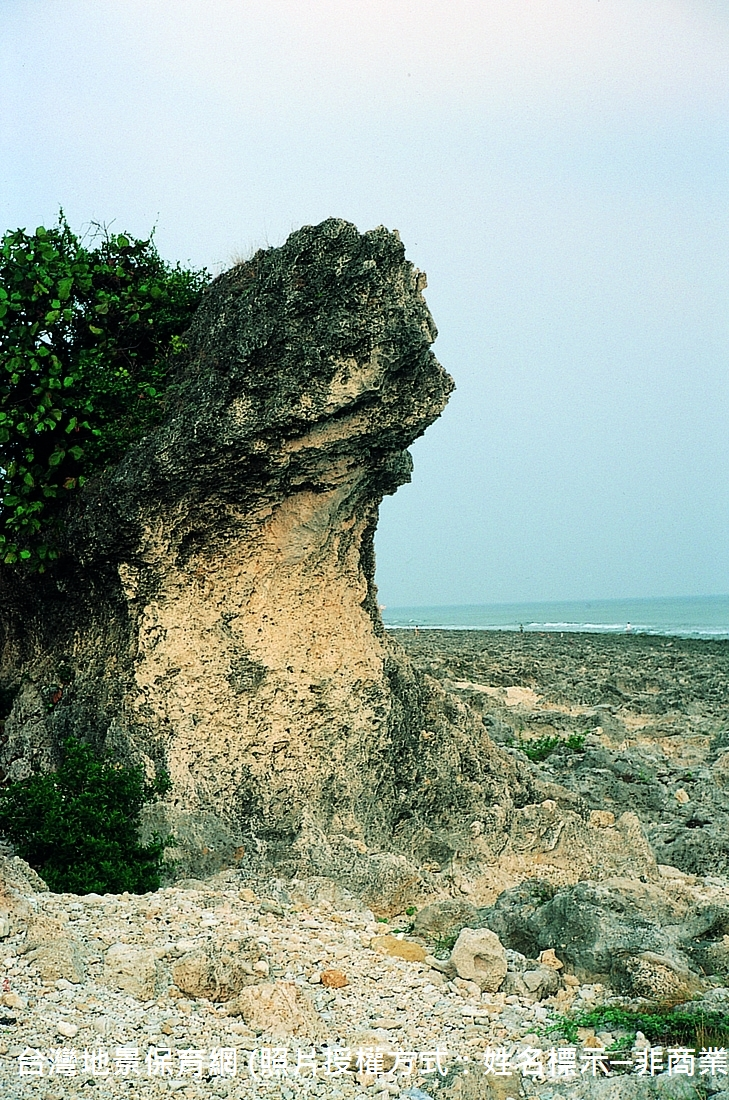 屏東小琉球珊瑚礁上的海蝕凹壁。照片中珊瑚礁有海蝕凹壁，很明顯這是過去海水面在此長期停留、拍打所形成。由於受到地殼隆升與海水面變遷的影響，目前已經脫離海水的勢力範圍。
