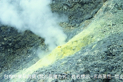 陽明山國家公園小油坑的硫氣孔與水蒸氣。火山地區的硫氣孔，呈現著黃色的硫黃結晶，與蒸氣互相呼應呈現聲色之美。