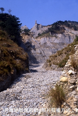 河道上游邊坡上的礫石崩落後，經由地表流水的搬運一路向下游移動，若流水的搬運力不足礫石則會暫時性的堆置於河道上，等待下次流水的搬運。這些礫石往往要經過多次的搬運作用，才會移動至較下游處堆積。