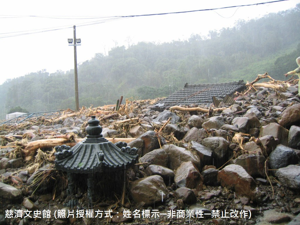 莫拉克颱風席捲台灣，造成半世紀以來台灣最嚴重的水災，又稱「八八水災」。圖：台南市南化區的民宅，遭受土石流嚴重侵襲。（攝影者／王美惠）