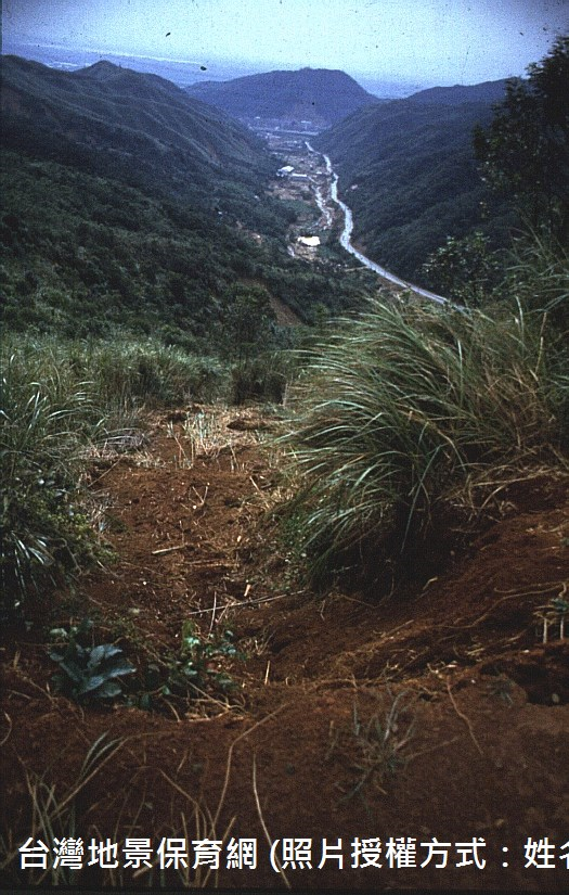 1982年八月的林口台地，因為豪雨，造成地表的侵蝕，大量的泥沙被河水帶到下由的五股陸光一村，造成極大的土石災害。由照片可以看出其中主要的土石來源，即為上游林口台地旁因整地而棄置的紅土。