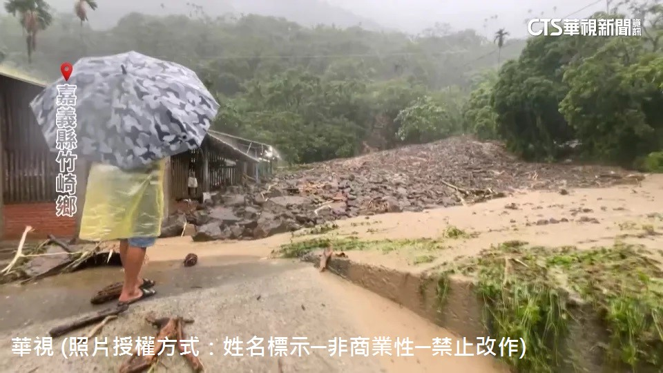 113年07月25日，嘉義竹崎鄉文峰村往觀音瀑布路上，樹木傾倒路面，纜線懸掛半空中，沿途道路還出現泥河流，因為水不斷從高處傾瀉而下，持續往上走，還可見土石流沖進民宅，這也造成家中不少農機具損害，損失難以估計。