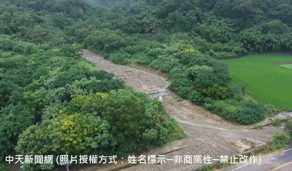 113年09月21日，苗栗昨天（20日）晚間開始下大雨，到了今（21日）清晨仍有大雷雨，導致苗130線和苗43線7k苑裡鎮上館里發生土石流，而苗43線的空拍畫面曝光，大量黃泥傾瀉，畫面相當駭人。