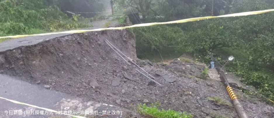 113年10月31日上午，花蓮縣瑞穗鄉鶴岡村興鶴橋南端，岔路路基崩塌，鳳林分局員警於產業道路口實施道路封鎖，嚴禁人車通行。