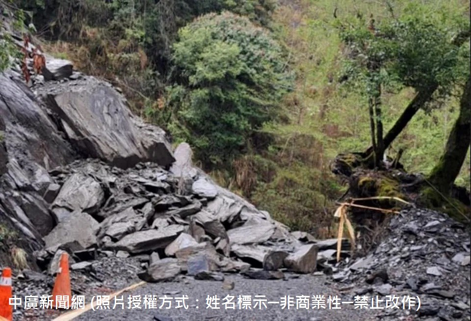 114年03月18日，橫跨尖石和五峰的霞喀羅國家步道21.6公里處，發生土石崩落情形，林保署指出，即日起暫停開放養老登山口至白石吊橋路段，林保署也派人進行搶修。另外，大鹿林道東線5.2公里處，受大豪雨出現坍方落石，目前禁止任何車輛通行，雪管處也通知廠商進場搶修。