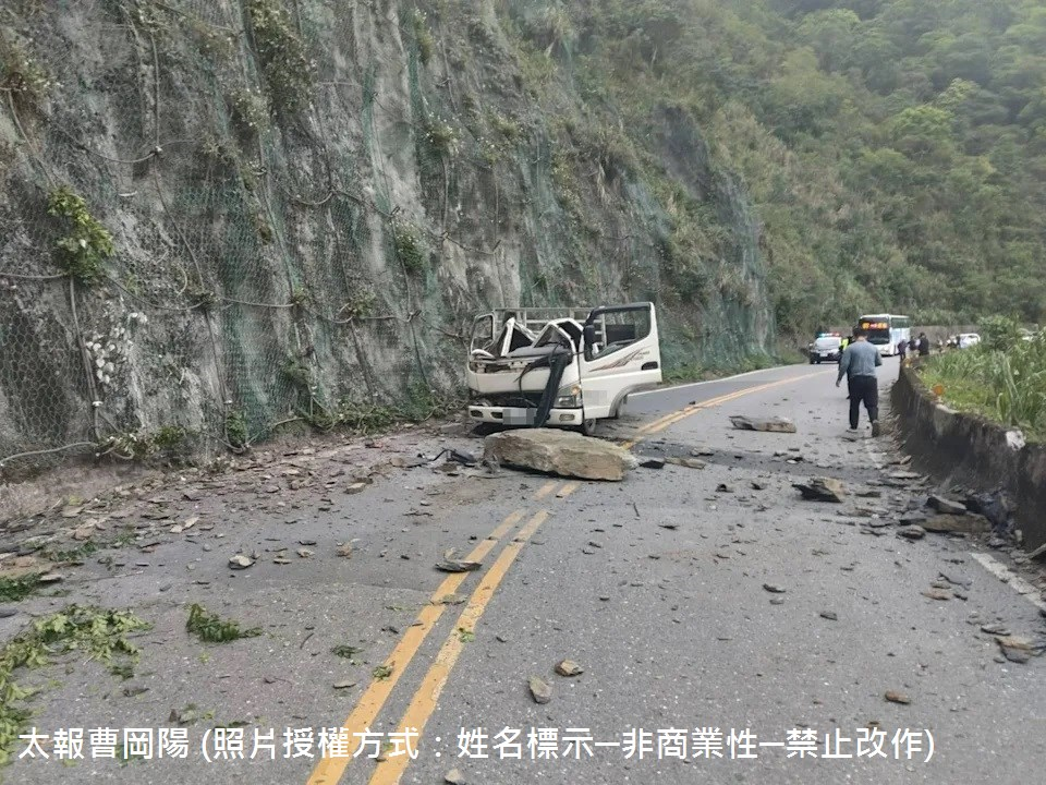114年04月15日，宜蘭縣大同鄉台七甲線發生落石砸車意外，台七甲線6.7公里處下午4點左右，接獲通報土石由邊坡落下，當場砸中一台自小貨車，劉姓駕駛受傷、副駕駛座乘客當場OCHA，警消人員趕緊將兩人送醫救治，但副駕駛乘客傷重不治。