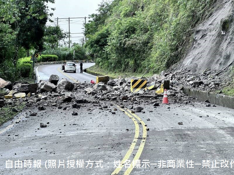 114年05月12日南投信義鄉省道台21線116.4K路段新中橫公路望高路段，因連日大雨導致邊坡落石阻斷雙向交通，轄管的公路局信義工務段派出機具搶修。