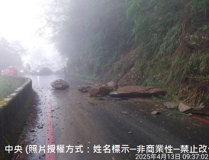 114年6月13日，南橫29公里處因降雨出現落石阻斷道路，因落石體積較大無法人工搬移，甲仙工務段已調派機具前往清理，預計上午11時前可恢復通行。