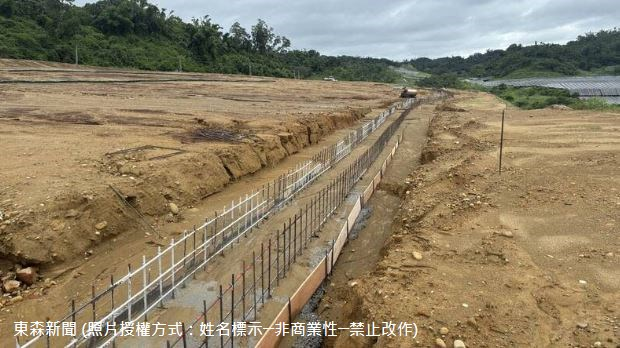114年7月6日，和山光電案場因大雨沖刷，造成基地內2處邊坡崩落，市府已立即要求業者以怪手機具進行修坡；施工中永久性排水溝，遭受土砂掩蓋、部分溝段下遭掏空，已請業者研議加強溝底基礎強度並盡速完成施工。