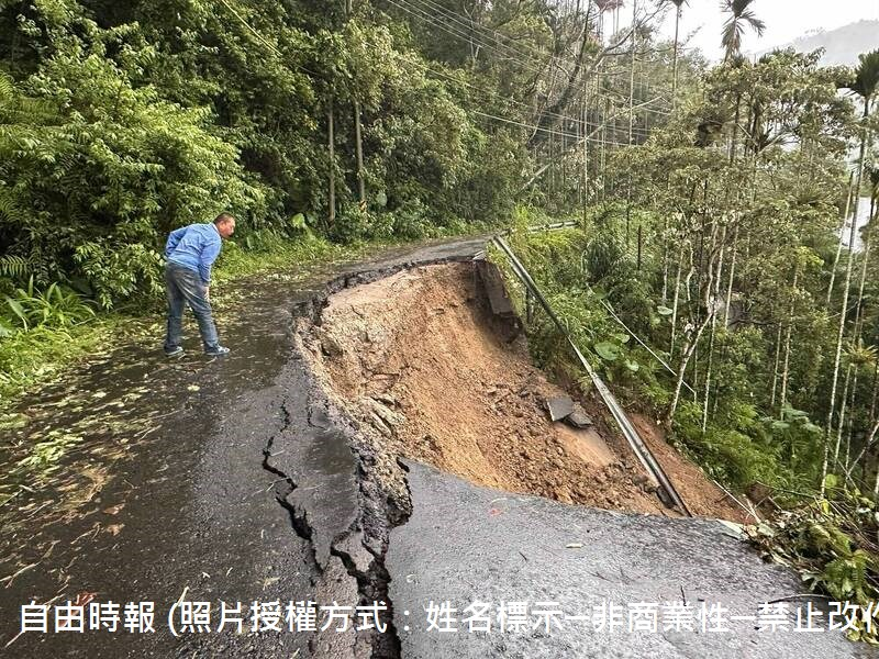 114年07月09日嘉縣山區7日受丹娜絲颱風重創，今持續下大雨，梅山鄉又傳出零星災情，太平村往太興村的嘉154線3公里處，因連日大雨，路基崩塌，梅山鄉公所已暫時封閉該段道路，委託廠商自上邊坡開闢便道，讓當地居民方便通行。