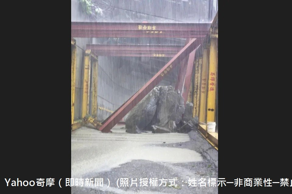 114年07月09日嘉義縣阿里山鄉達邦公路（169縣道）石棹至達邦路段，在28K處施作明隧道工程區域，今天（9日）下午發生巨大落石阻斷道路無法通行，縣府籲部落居民及用路人暫時改道行駛。