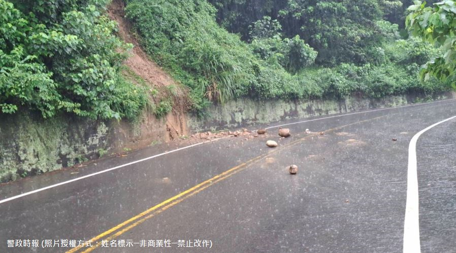 114年07月09日9時45分許，苗栗公館鄉台6線開礦村路段，發生山壁土石崩落情形，落石散布車道，苗栗警察分局獲報後立即至現場擺置交通錐，並通知道路主管機關公路局苗栗工務段派工至現場清除，請用路人行經注意。