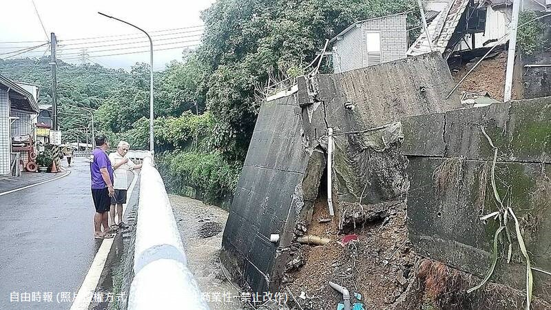 114年07月09日來義望嘉教會旁民宅高達約8公尺擋土牆昨天夜間崩塌，雨勢沒有和緩趨勢，望嘉村長江登木擔心會帶來二次傷害。